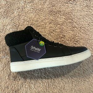 🌸NWOT SONOMA Women’s Kinsley Ortholite High Top Shoe - size 6